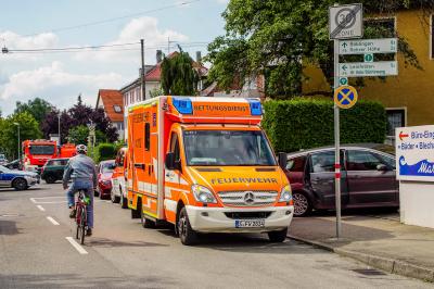 Stuttgart Vaihingen: Bei Dacharbeiten entzuendet sich Dachpappe